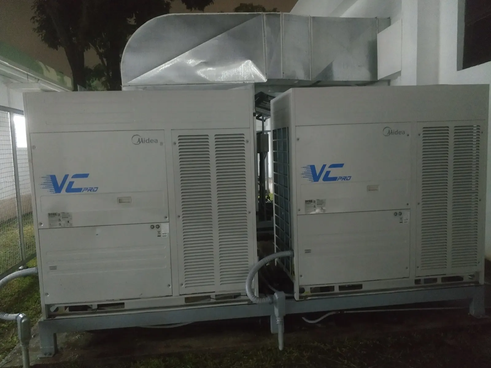 Dos unidades Midea VC Pro instaladas en un proyecto comercial